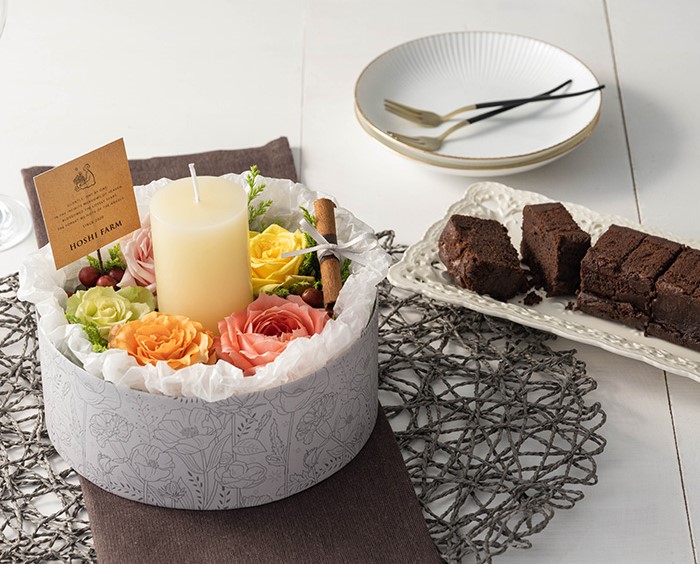 薔薇のケーキでお祝いギフト（カラフルブーケ＆オークラ ショコラケーキ）